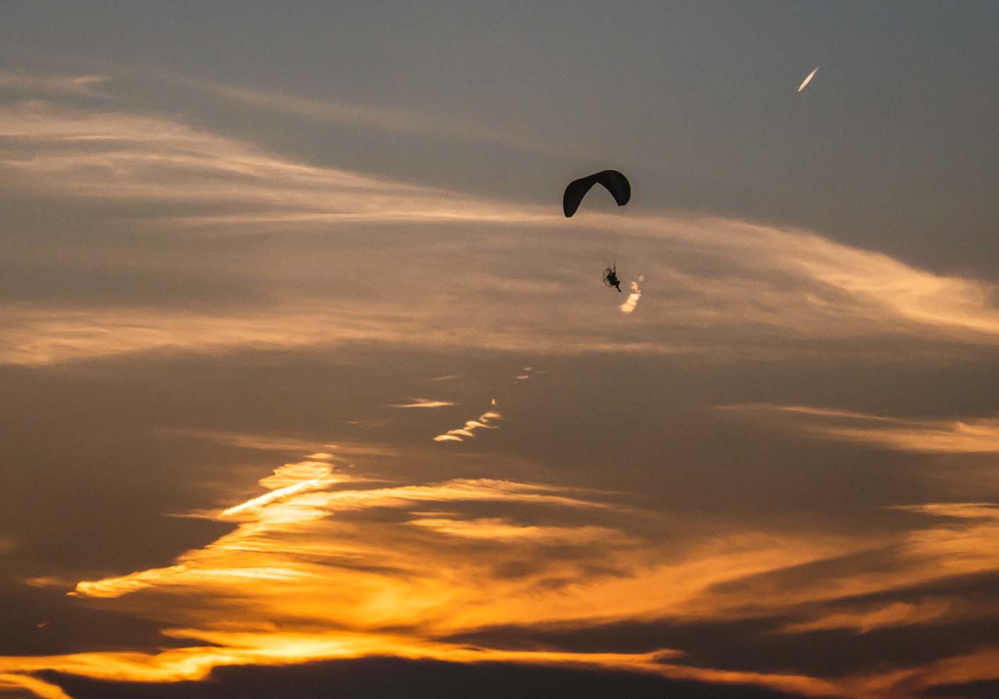 Volo al tramonto poster d'autore