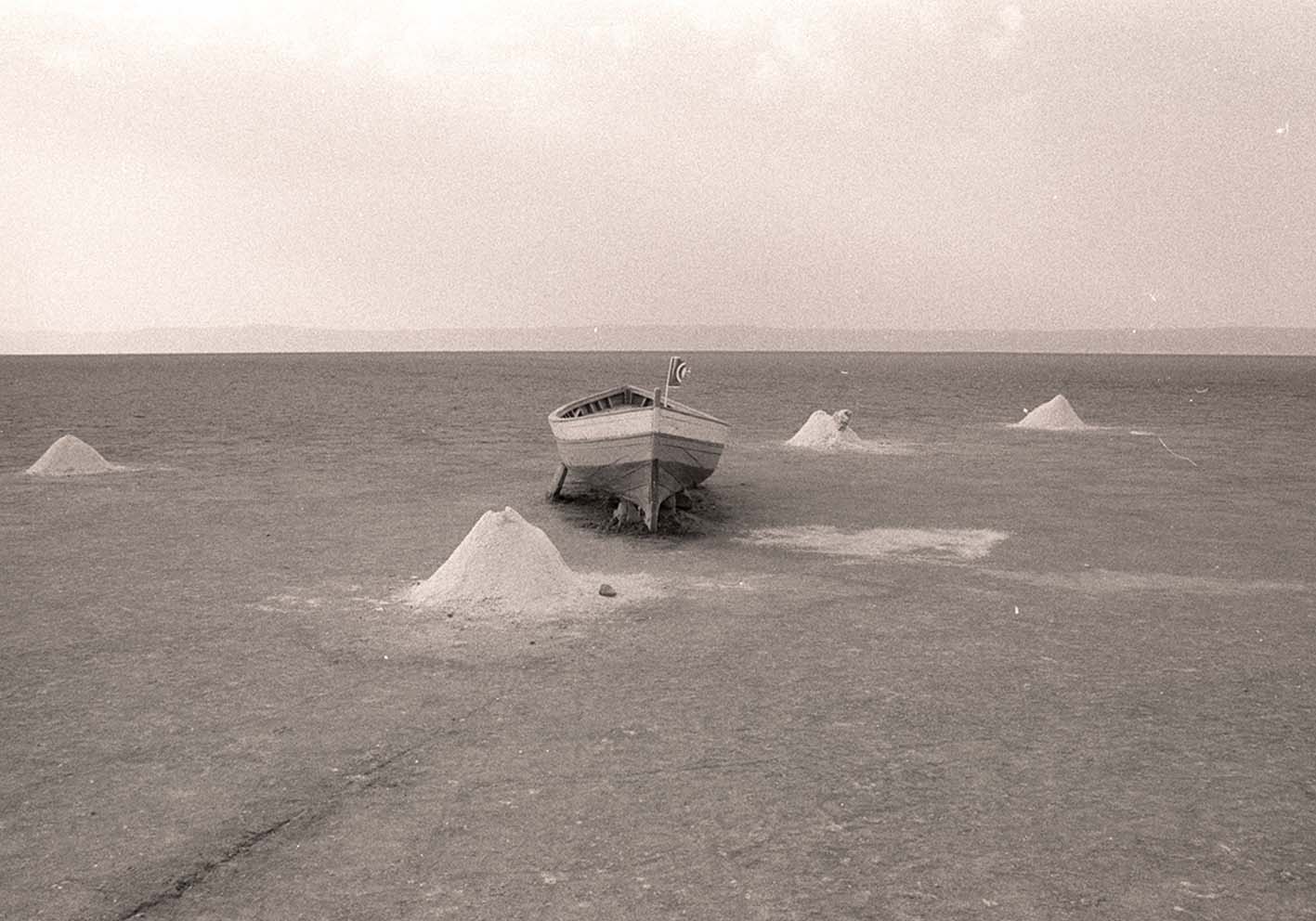 Barca nel deserto di sale poster d'autore